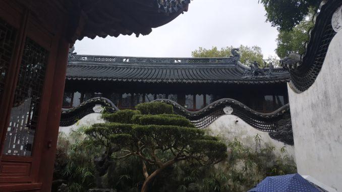 Сад Юйюань в Шанхае — частный классический сад Китая. Он расположен в самом сердце старого города Наньши. Название его означает «Сад Радости»