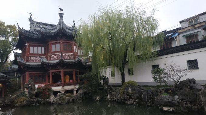 Сад Юйюань в Шанхае — частный классический сад Китая. Он расположен в самом сердце старого города Наньши. Название его означает «Сад Радости»