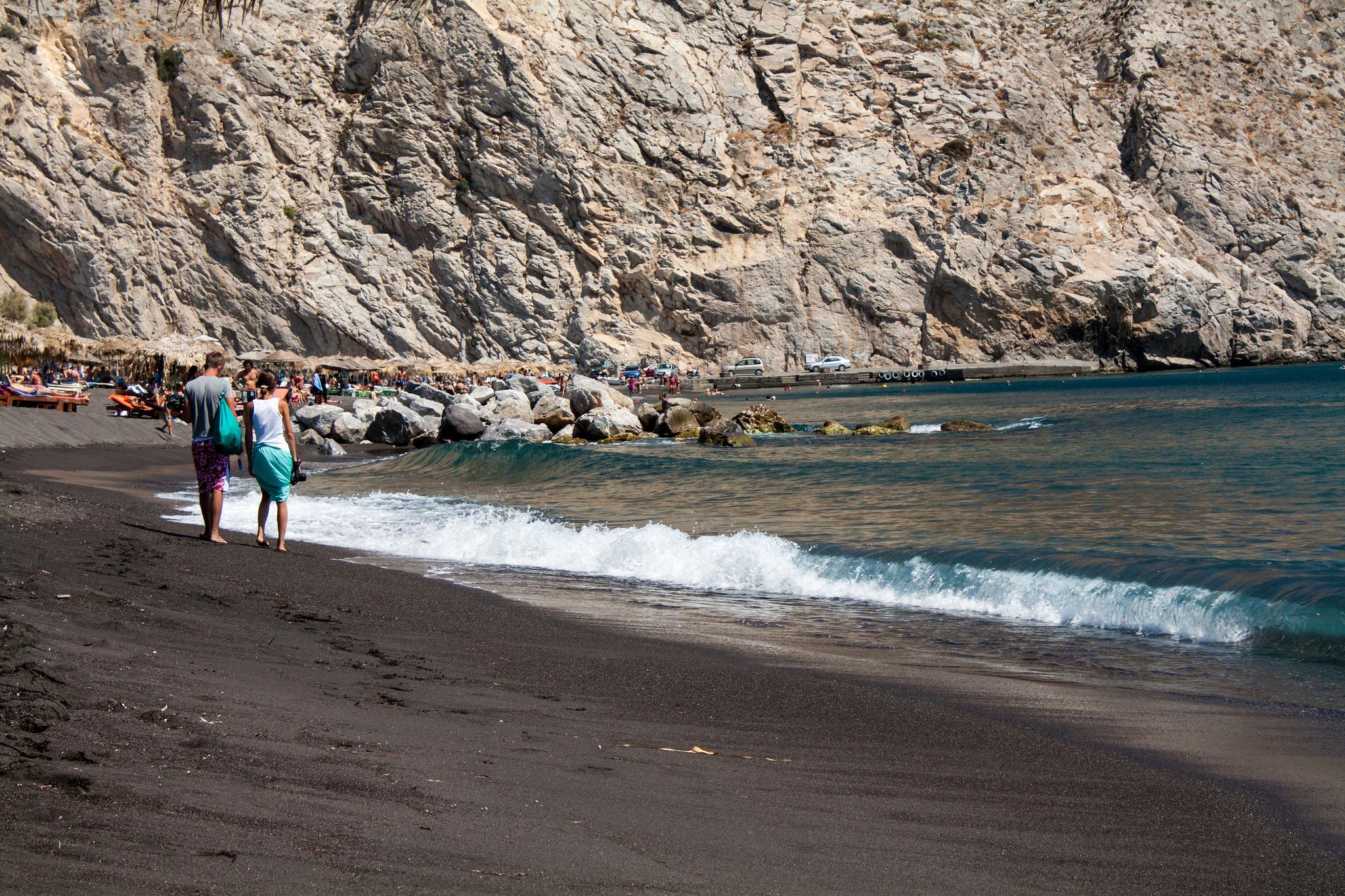Еще один пляж, который рекомендую для посещения – Перисса. На нем так же черный песок и организованный сервис развлечений.