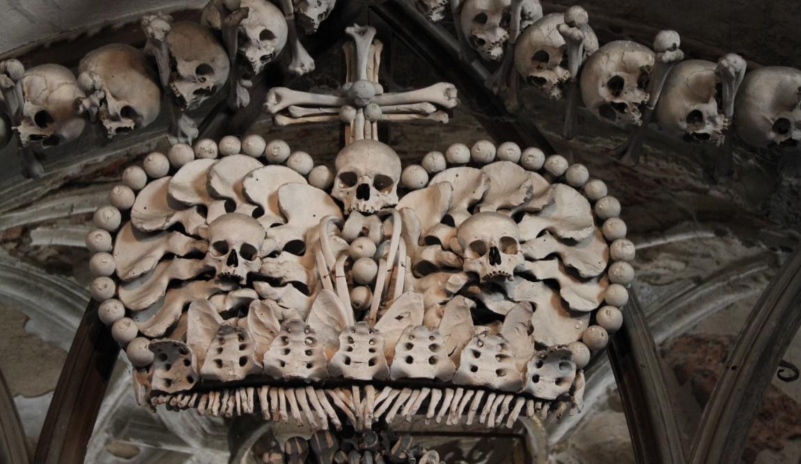Экскурсию не для слабонервных совершают в городе Кутна-Гора (80 км от Праги). Внутренняя отделка костела Всех Святых полностью изготовлена из человеческих костей и черепов.