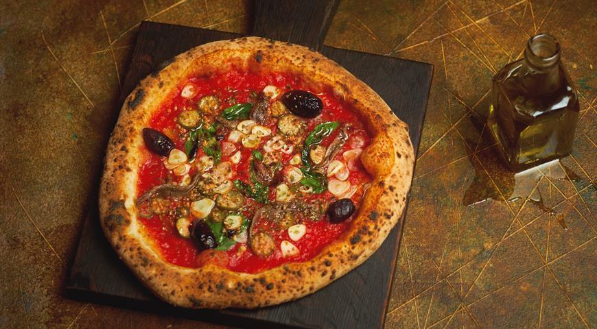 Пиццу «Неаполитана» в городе не найти, ее подают в Риме, так же как и «Романо» в Неаполе.