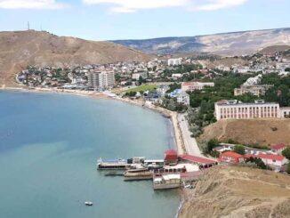Населенный пункт Орджоникидзе в Крыму – одно из частых курортных направлений для туристов, предпочитающих сказочное сочетание морского простора и величественных скал