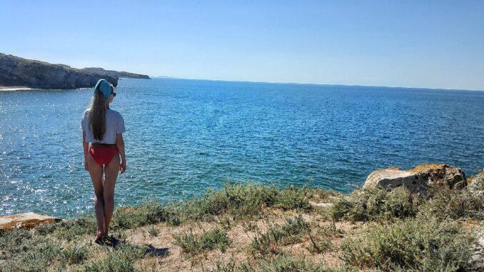 Сегодня я хочу поговорить о легендарном генеральском пляже раскинувшийся на протяжении 30 километров омываемый Азовским морем, это пляж с которого стоит начать свое знакомство с Крымом