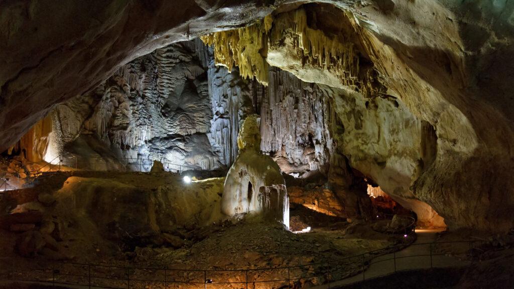Это одна из наиболее оборудованных пещер. Ландшафт почти не тронут посетителями. В залах и галереях Эмине-Баир Хосар есть уникальное природное творчество: кальцитовые образования и натеки, каменные водопады, цветные кристаллы, немало сталактитов и сталагмитов