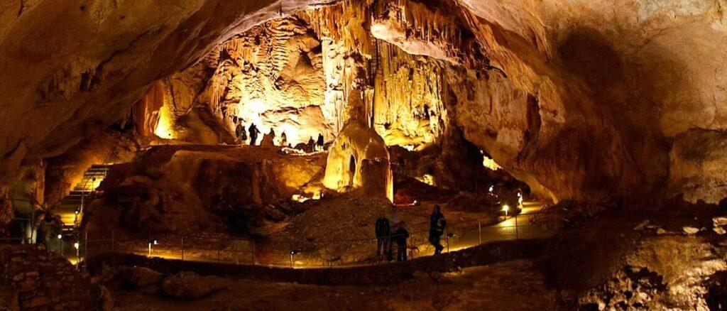 У Эмине-Баир-Коба 3 выхода, 2 из них похожи на ноздри. Древняя пещера была образована горной рекой. После нее сохранились вымытые полости. Обычные посетители запускаются не более чем на 70 м вглуб