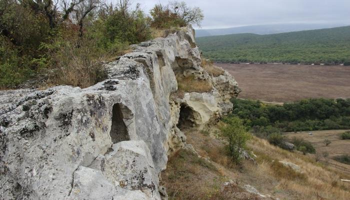 В прошлом веке в гроте Шайтан-Коба было найдено жилище древнего человека эпохи палеолита. Пещера небольшая, уходит в гору на 4 м., сужается к концу