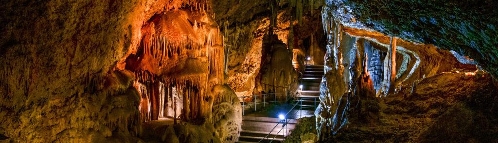 В мраморной пещере открываются невероятные виды. Она сохранилась в первоначальной форме
