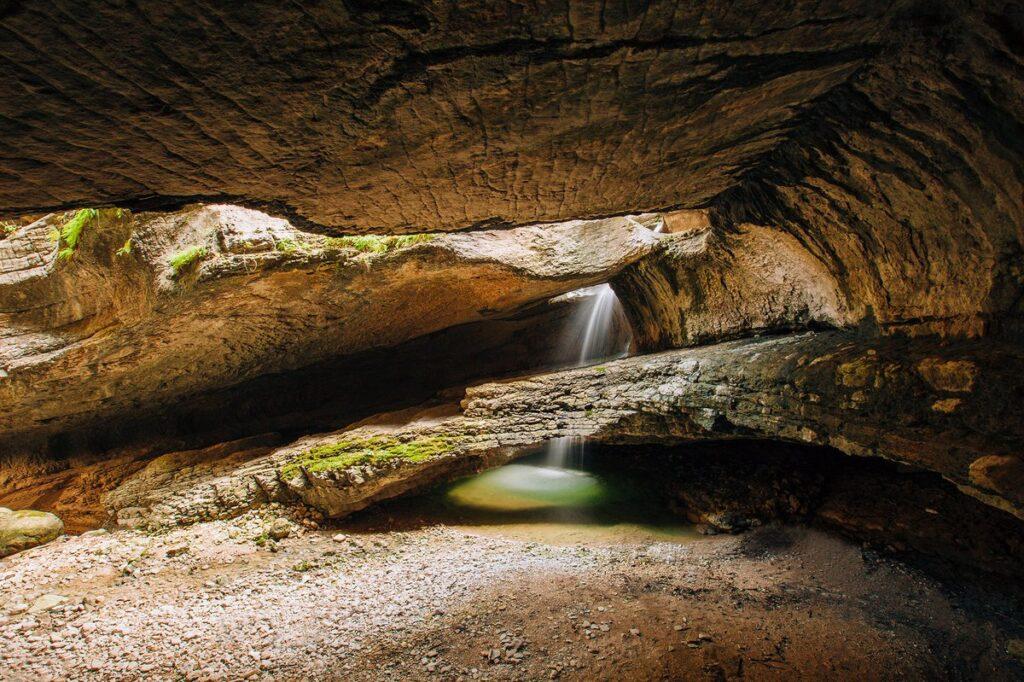 Пещеру называют «Живой», так как в ней живут летучие мыши. Комплекс расположен на левом берегу реки под названием Манас-озень. Он состоит из трех залов