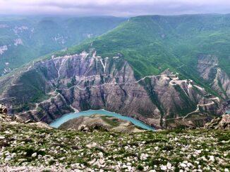Все больше туристов начинает интересоваться природными достопримечательностями регионов России. Любителям горных пейзажей можно посоветовать посетить Сулакский каньон в Дагестане – одно из красивейших мест кавказских гор.