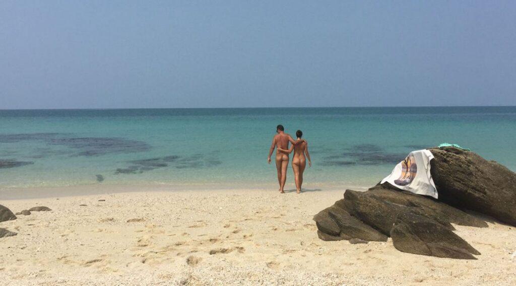 нудистские пляжи в Таиланде запрещены законом, купаться голышом на безлюдных пляжах никто не запрещает.