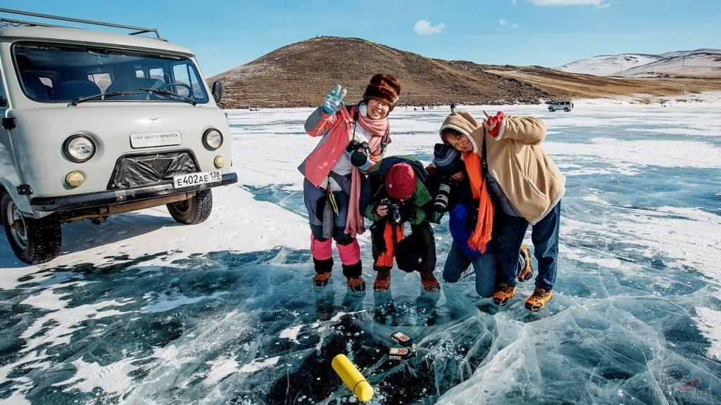 Зимний отдых на Байкале не менее интересен и богат на события.С февраля на Байкале становятся возможны различные маршруты по льду.