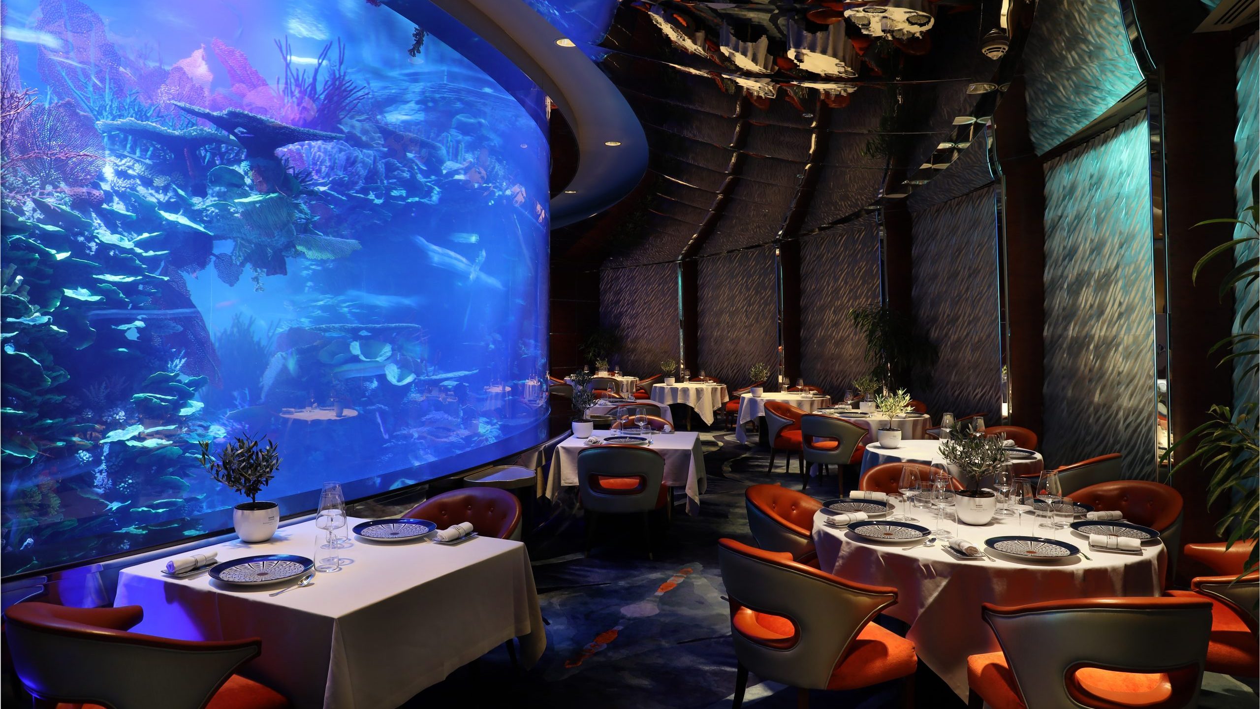 Al Mahara: ресторан, специализирующийся на рыбной кухне, который находится в отеле Burj Al Arab.