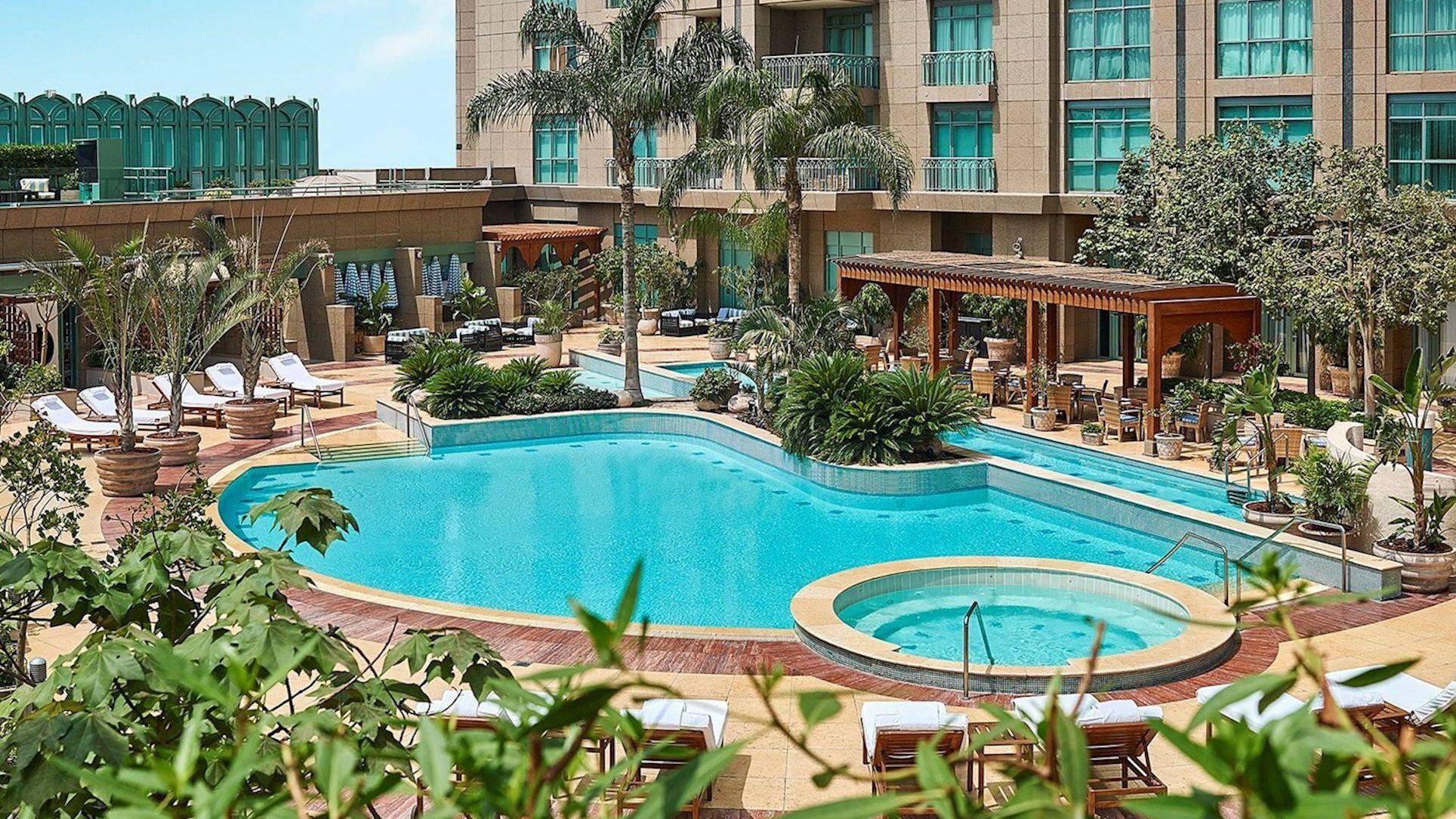Four Seasons Hotel Cairo at Nile Plaza: этот отель с пятью звездами находится в центре города и имеет вид на Нил. Он имеет спа-центр, бассейн и отличное обслуживание.