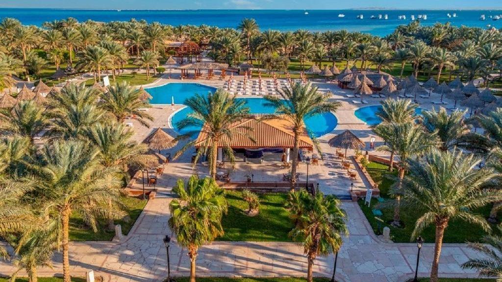 Siva Grand Beach - этот отель с пятью звездами славится своим качеством и расположен недалеко от города.