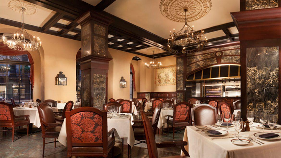 The Rib Room: ресторан, специализирующийся на гриле, который находится в отеле Jumeirah Emirates Towers.