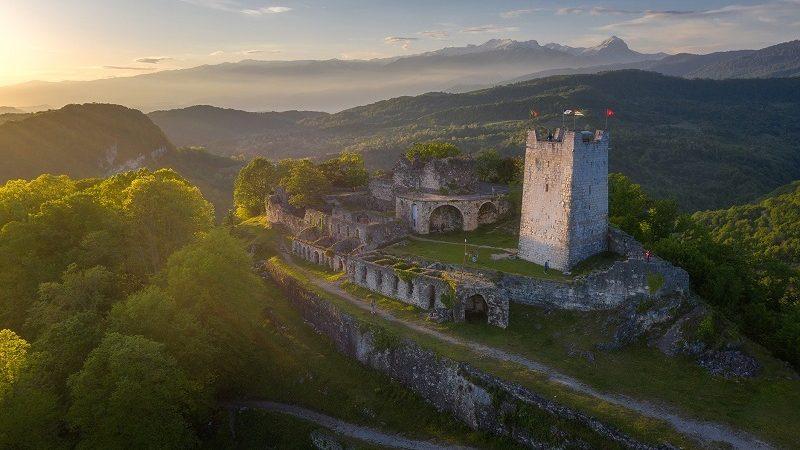 Анакопийская крепость - это древнее укрепленное поселение, расположенное на вершине горы над городом Новый Афон в Абхазии