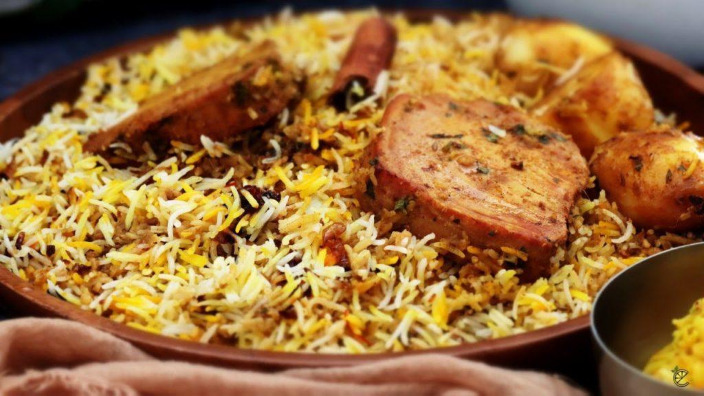 Брийани – это классическое индийское блюдо, состоящее из риса, мяса или овощей, специй и ароматических трав
