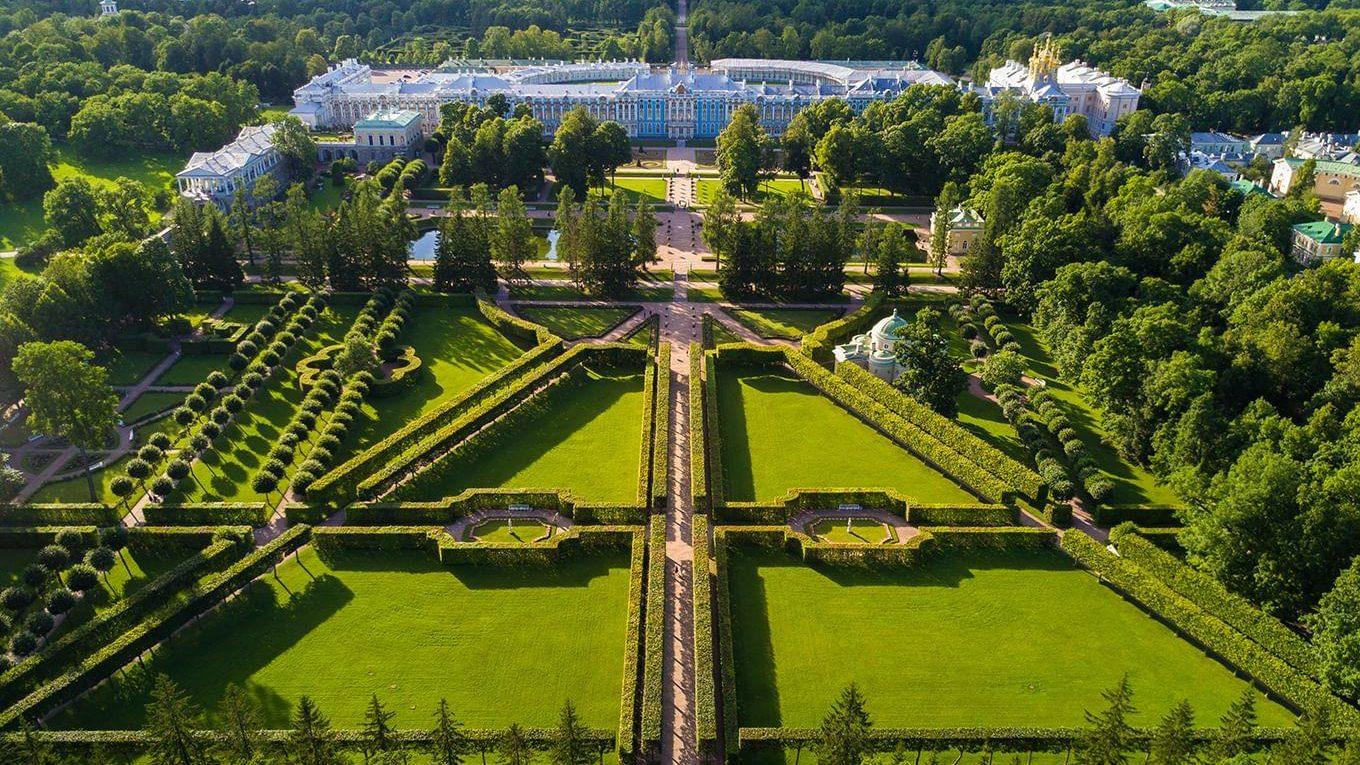 Царское Село – это бывшая резиденция царей России, расположенная в 25 километрах к югу от Санкт-Петербурга