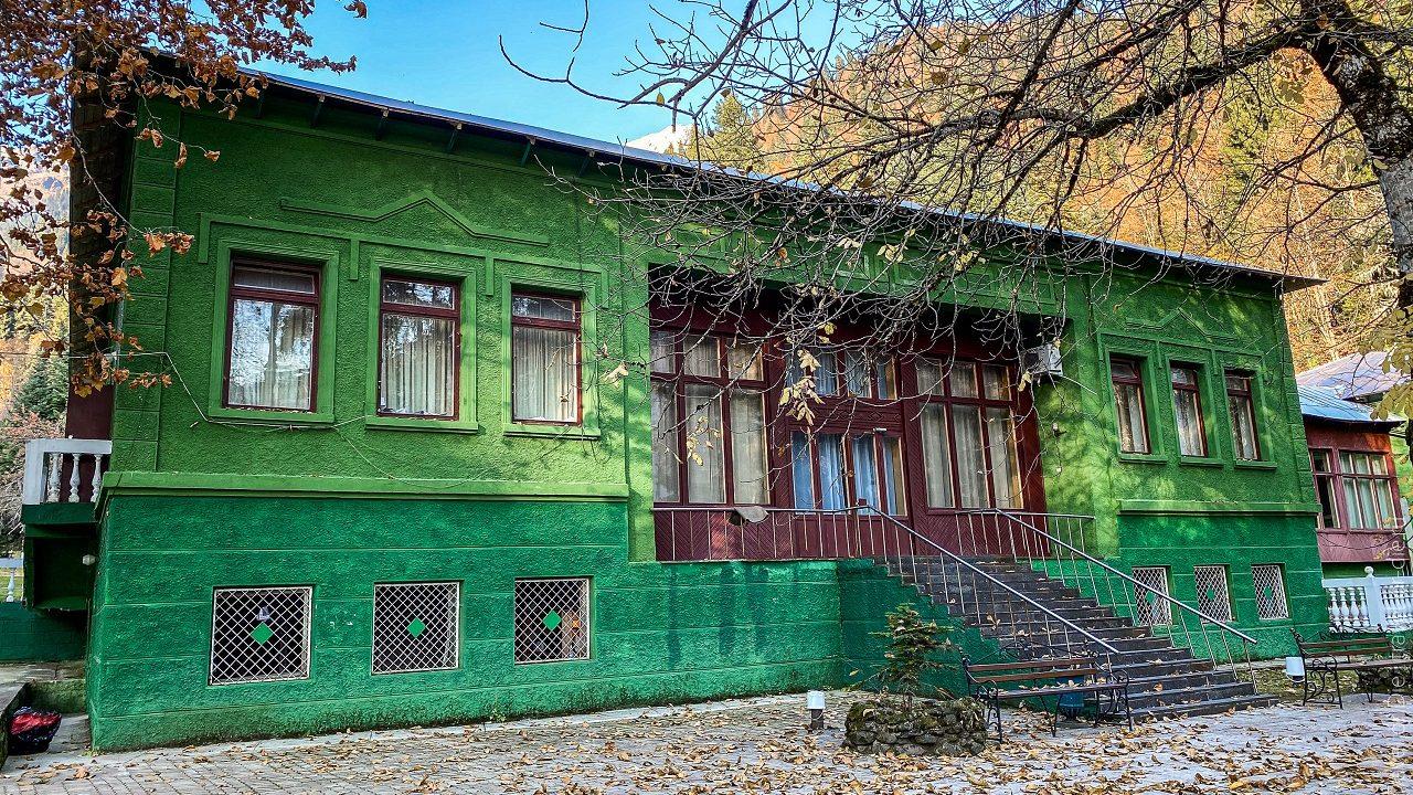 Дача Сталина в Абхазии - это историческое здание, которое находится в городе Гагра, на берегу Черного моря