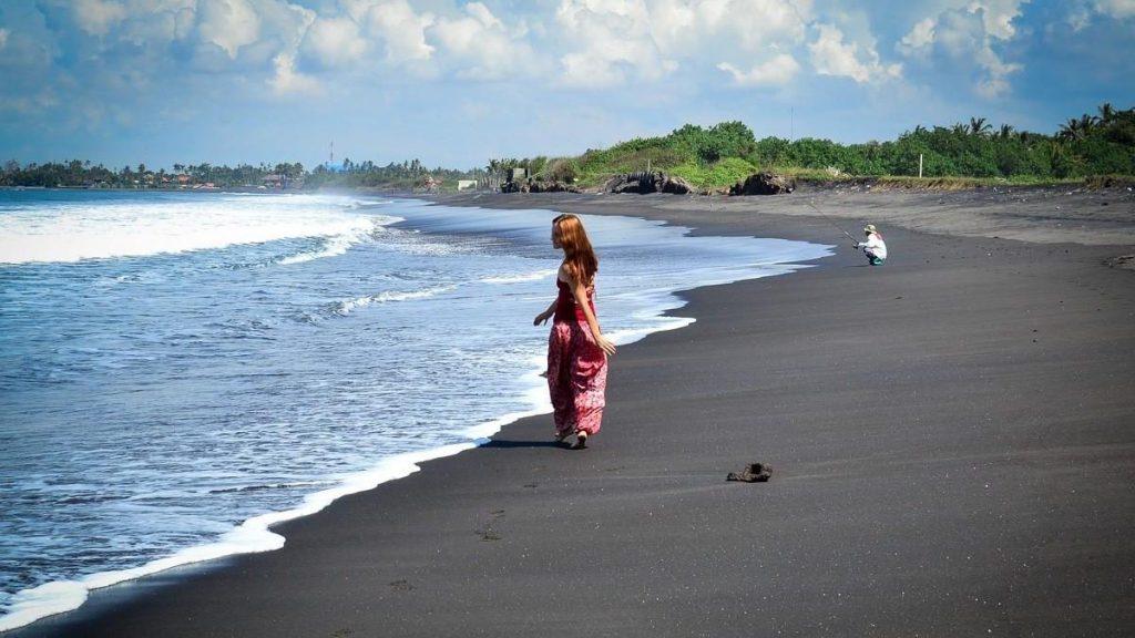На Бали же, пляжи имеют черный вулканический песок, который также является уникальной чертой этого курорта