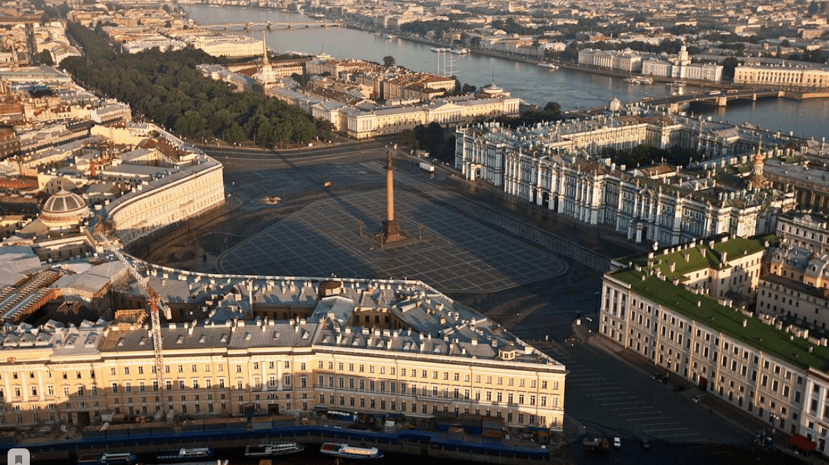 Дворцовая площадь - это исторический центр города Санкт-Петербурга, который расположен в непосредственной близости от Зимнего дворца и Эрмитажа