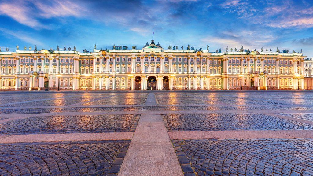 Эрмитаж – это один из самых знаменитых музеев мира, который расположен в историческом центре Санкт-Петербурга, на берегу реки Невы