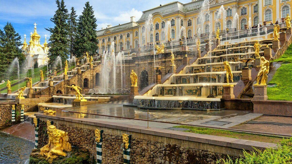 Фонтаны Петергофа – это одна из самых впечатляющих достопримечательностей Санкт-Петербурга, расположенная на берегу Финского залива в 30 километрах от города