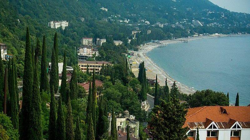 Гагра - это небольшой курортный город на побережье Черного моря в Абхазии