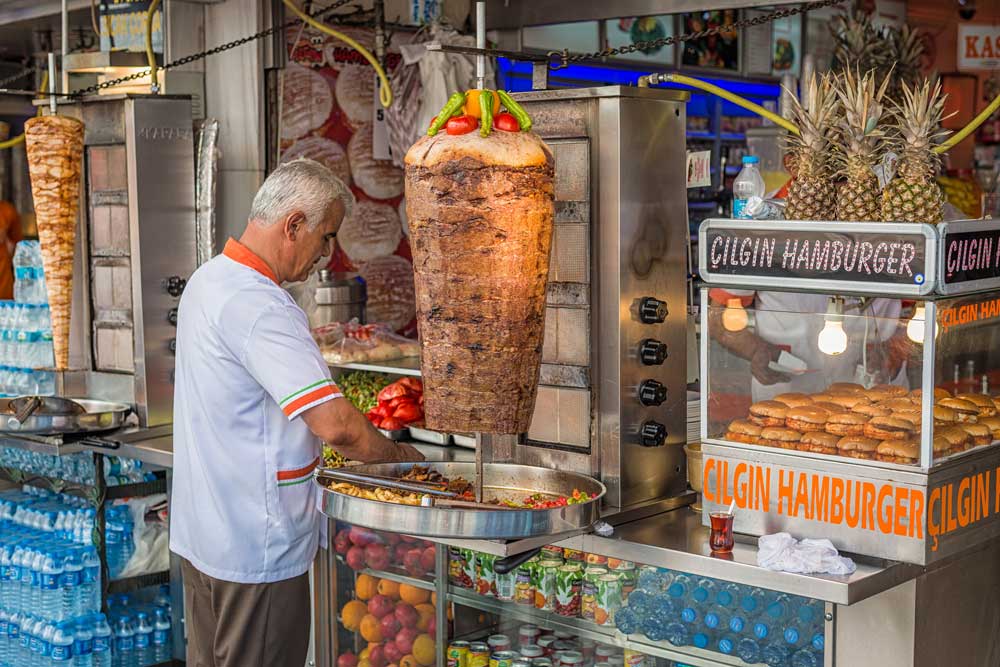 Кебаб (Kebab) - это одно из самых популярных блюд Турции, состоящее из маринованного мяса, обжаренного на шпажках.