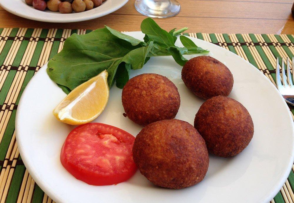 Кефте - это традиционное турецкое блюдо, которое представляет собой фаршированные фаршем мясные шарики, обычно готовятся из говядины или баранины