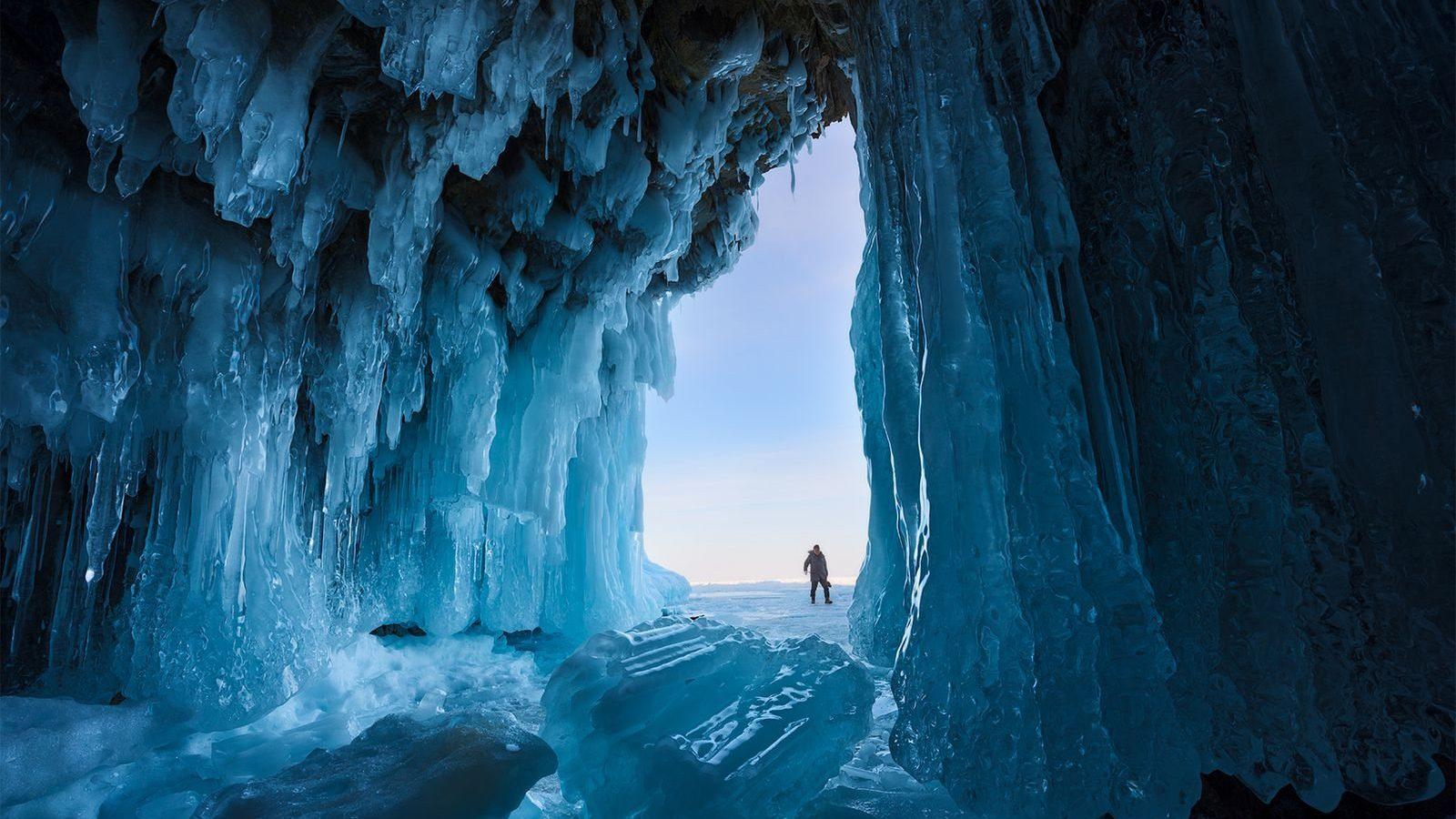 Ледяные гроты Аляски – это одно из самых впечатляющих природных явлений в мире. Эти гроты образуются из ледниковых пещер, которые наполняются водой, а затем замерзают, создавая удивительные ледяные структуры и игры света