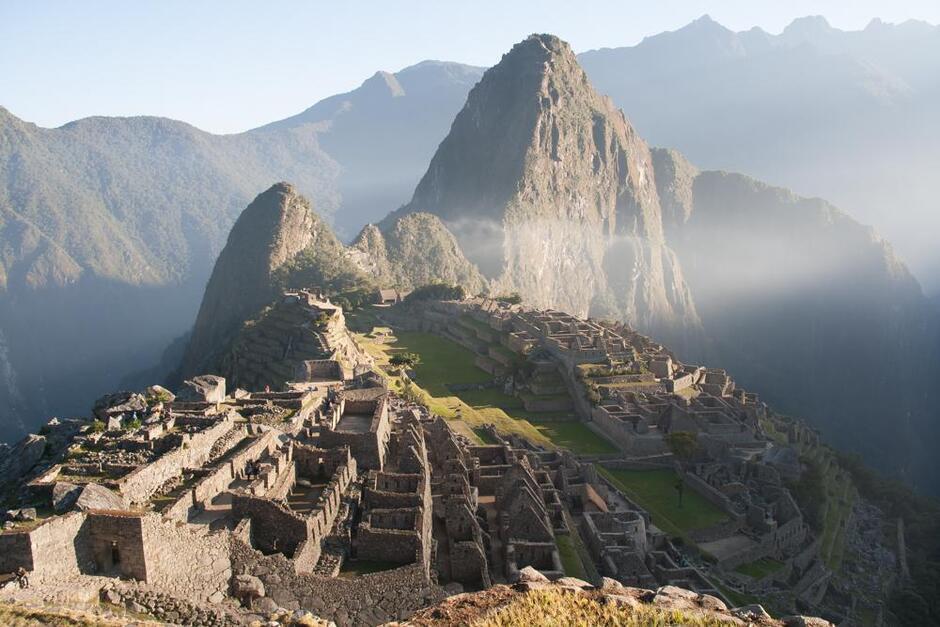 Мачу-Пикчу - это древний инковый город, расположенный на высоте более 2 400 метров над уровнем моря в Перу