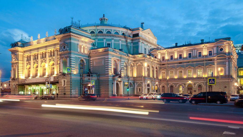 Мариинский театр - это одно из самых известных и престижных музыкальных театров мира, расположенный в историческом центре Санкт-Петербурга