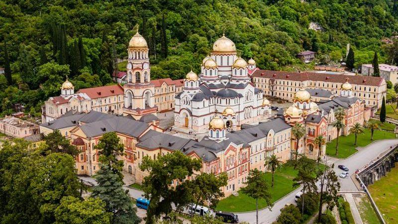 Новый Афон - это туристический город знаменитый своим монастырем в Абхазии, расположенный на берегу Черного моря. Он был основан в 1875 году во время правления императора Александра II и посвящен святому Апостолу Симону Зилоту.