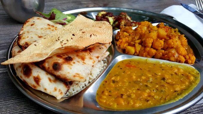 Индийская кухня славится своим богатством вкусов и ароматов, а также разнообразием блюд из разных регионов страны.