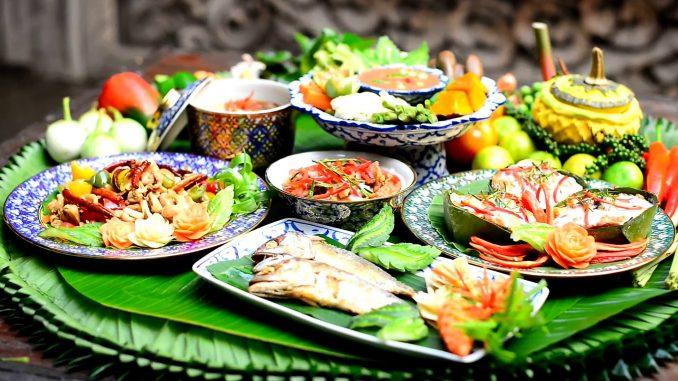 Таиланд - страна, богатая культурой и историей, а также уникальной кухней. Национальная кухня Таиланда представляет собой смесь восточных и западных влияний, что делает ее очень разнообразной и вкусной.