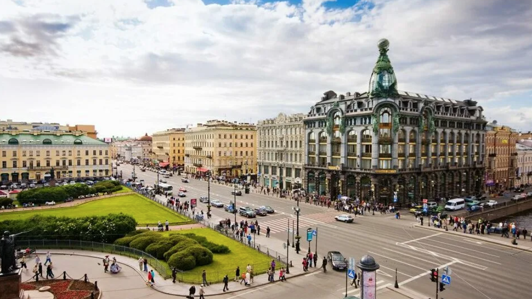 Невский проспект - это одна из самых знаменитых и красивых улиц в Санкт-Петербурге, а может быть, и во всей России