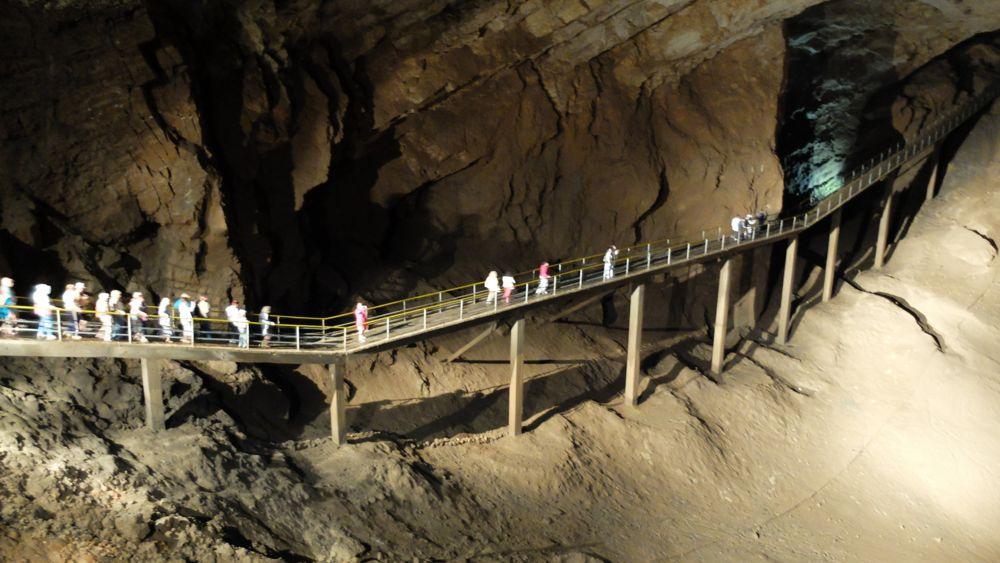 Новоафонские пещеры - это одна из главных достопримечательностей Абхазии. Эти пещеры были обнаружены в 1961 году и представляют собой уникальное природное явление, которое привлекает множество туристов.