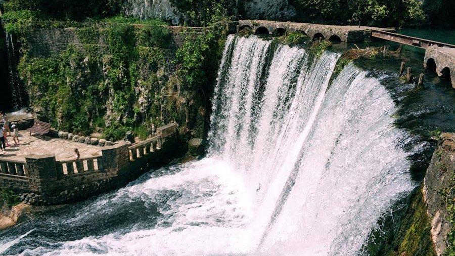 Новоафонский водопад - это одна из главных туристических достопримечательностей Абхазии. Он расположен в живописной долине, на реке Витба, в окрестностях города Новый Афон.