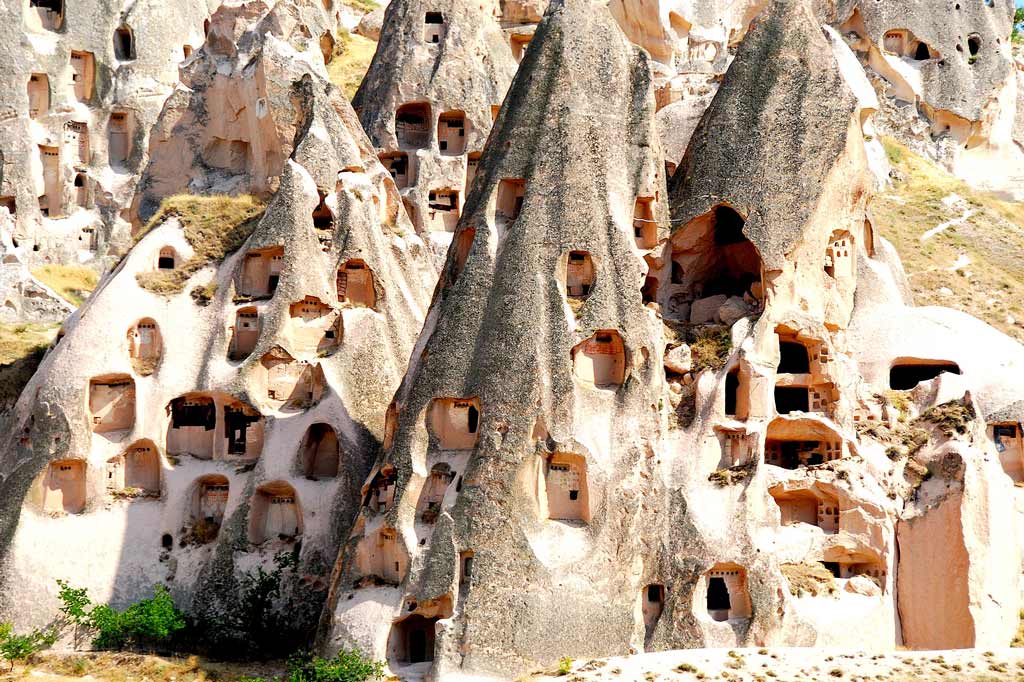 Пещеры Каппадокии - это удивительное место, расположенное в средине Турции. Этот регион славится своей уникальной геологической формой, где тысячи годовых колонн из вулканического туфа, сформированных в результате извержений вулканов, создают причудливые формы, напоминающие скалы, башни и пилоны.
