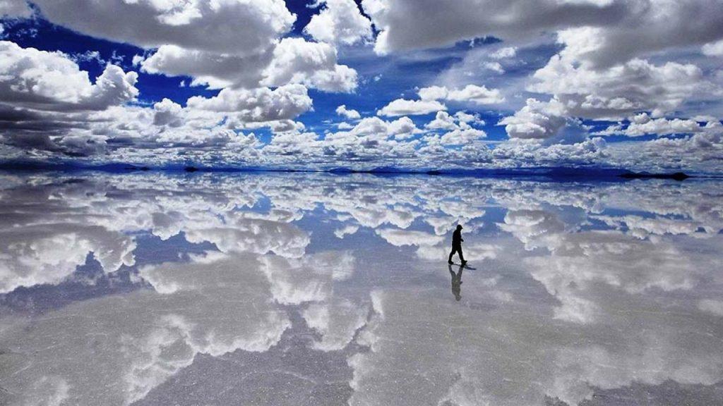 Салар-де-Уюни - это гигантское соленое озеро, расположенное на юго-западе Боливии, на границе с Чили.