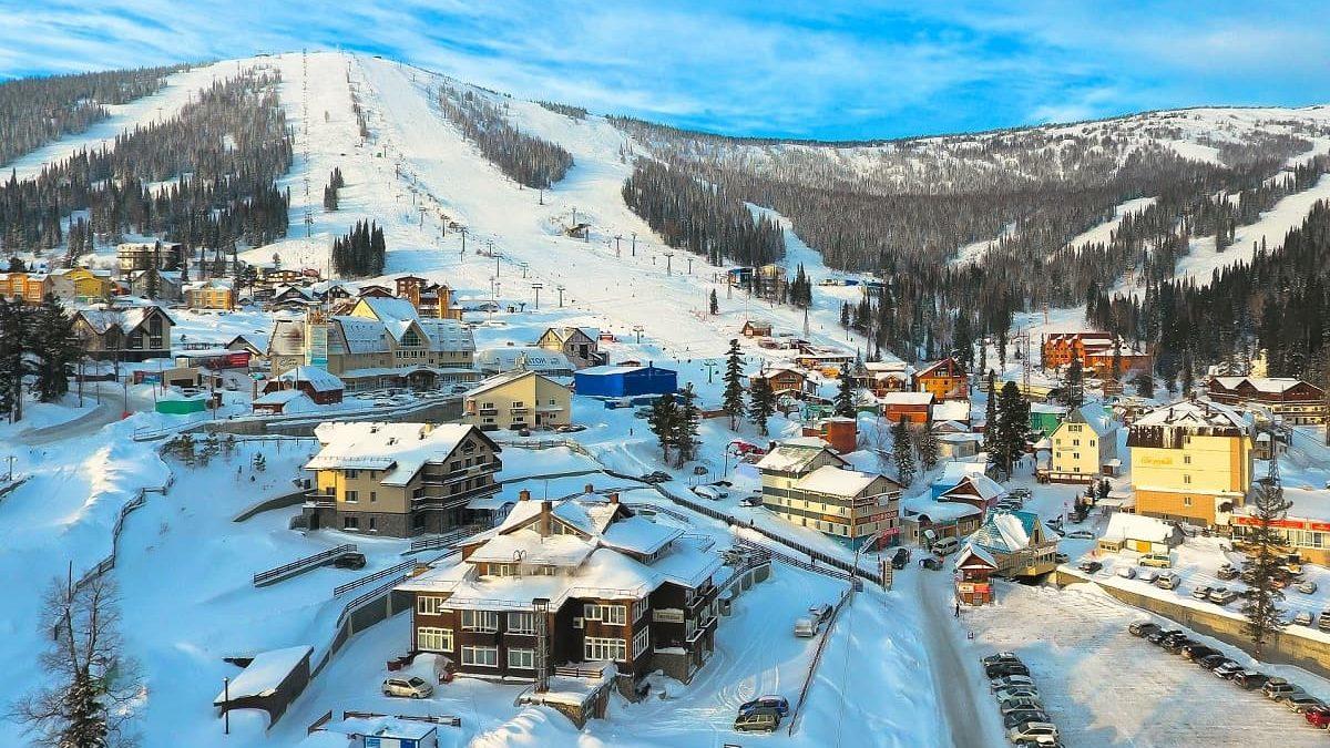 Шерегеш – это курортный город в России, расположенный в Кемеровской области. Это популярное место для зимнего отдыха и катания на лыжах, благодаря своим горнолыжным трассам и уникальным природным условиям.