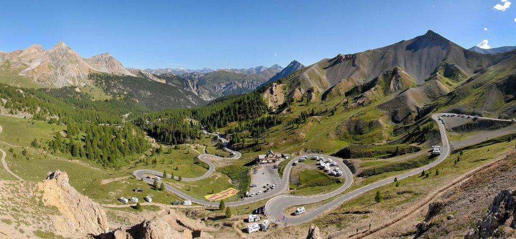 Средиземноморская дорога, также известная как «La Route des Grandes Alpes», - это извилистая дорога, простирающаяся на 700 километров через высокогорные пейзажи Французских Альп.