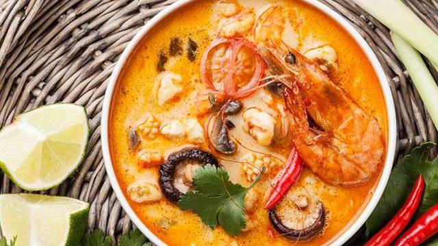 Суп Том Ям – это блюдо тайской кухни, которое стало популярным по всему миру благодаря своему яркому вкусу и аромату