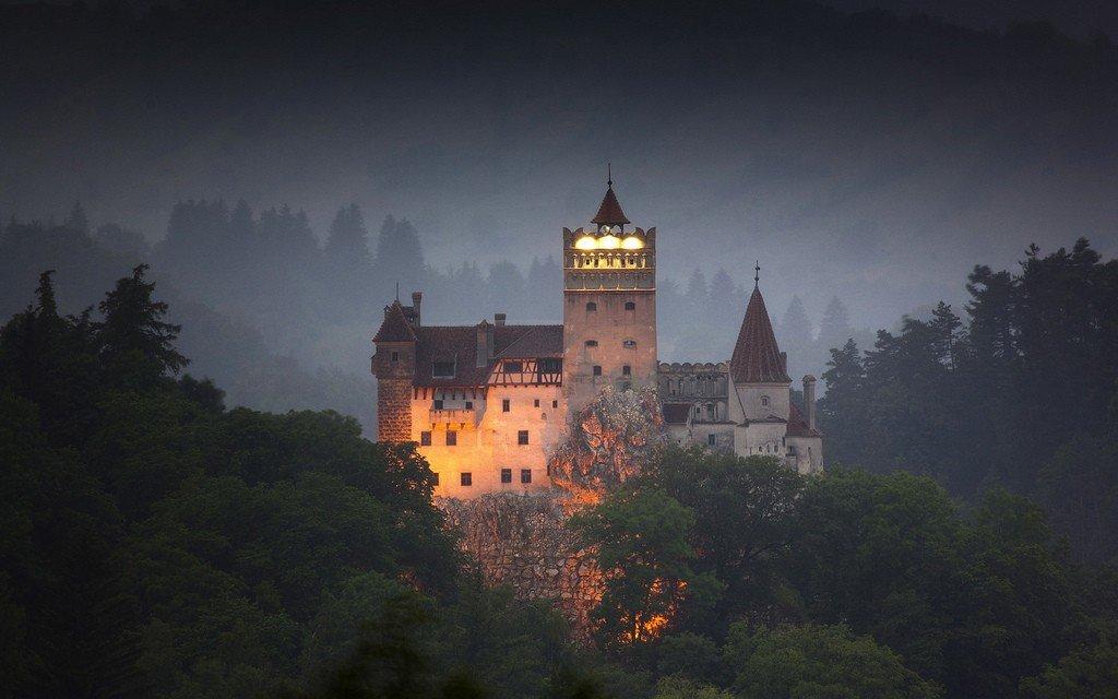 Замок Бран - это знаменитый замок, расположенный в горах Карпаты в Румынии, который привлекает тысячи туристов со всего мира. Этот замок известен благодаря тому, что является прототипом замка, описанного в романе Брэма Стокера "Дракула".