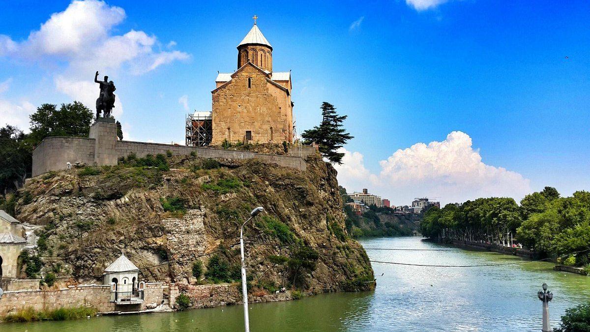 Церковь Метехи - одна из самых знаменитых достопримечательностей Тбилиси