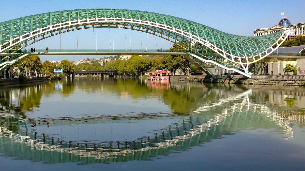 Мост Мира - это один из символов Тбилиси