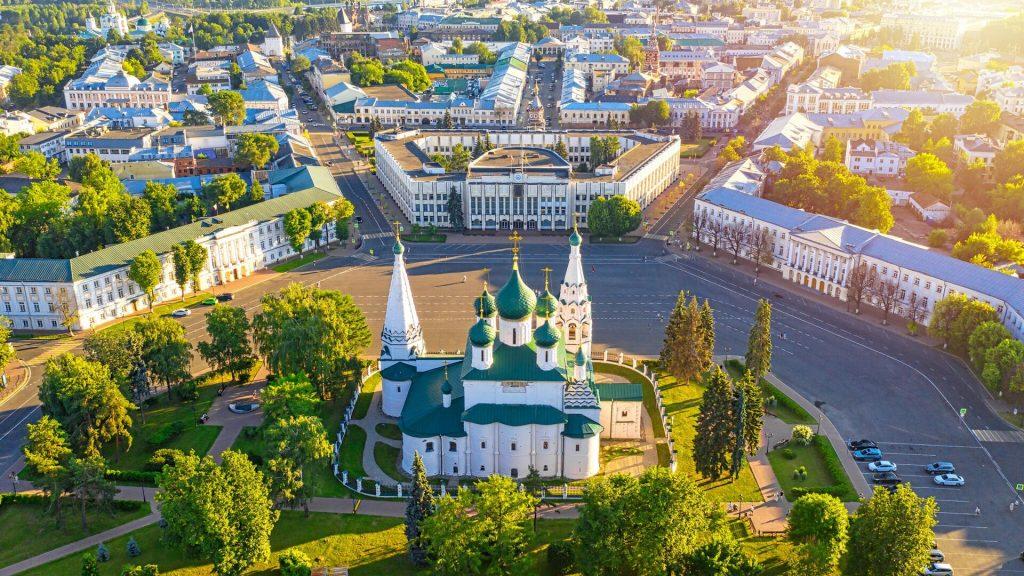 Дорога в Ярославль будет представлять собой путешествие сквозь исторические и природные пейзажи