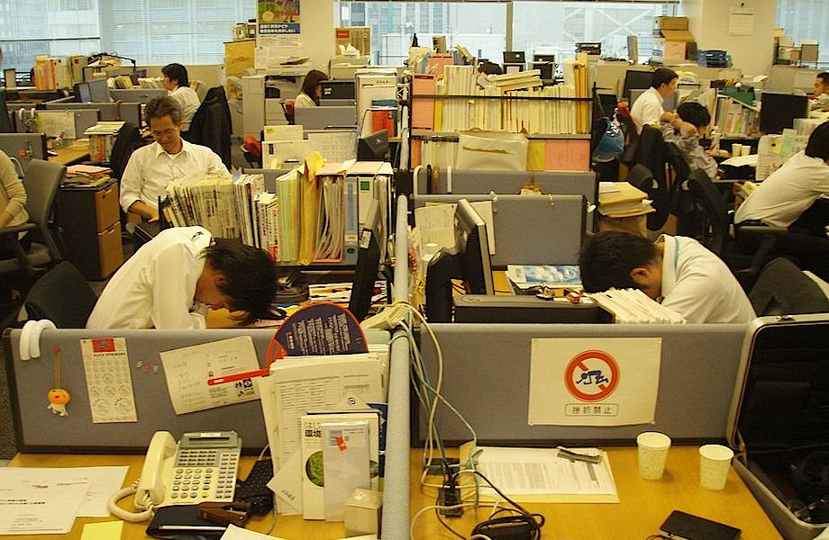 Сон на работе у Японцев